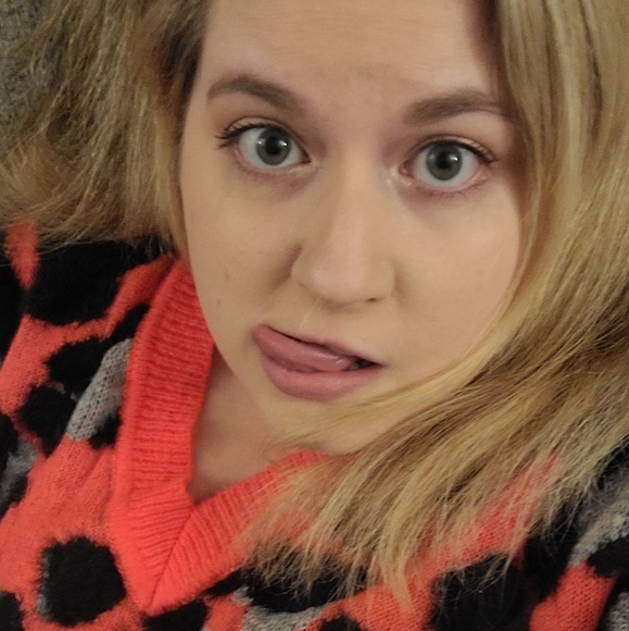 Meet your Posher, Stephanie - Picture 4 of 5